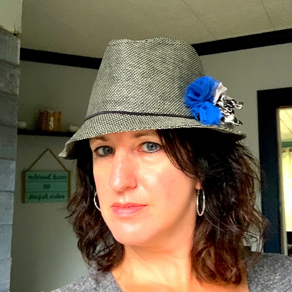 NWOT cute tweed like hat with tulle flowers